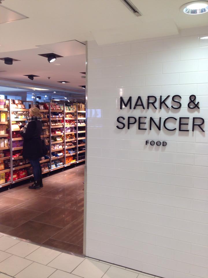 Marks & Spencerin herkkumyymälä oli ovelasti sijoitettu sokoksen 4. kerrokseen, keskelle miesten osastoa. ;)